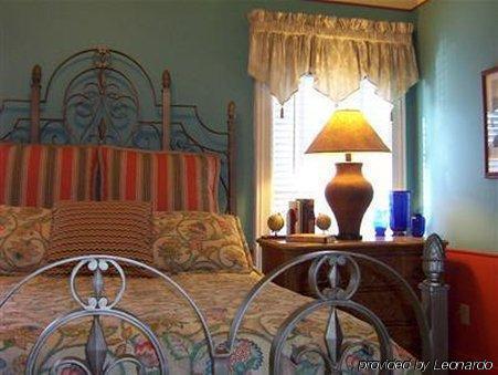 Hidden Garden Cottages & Suites Saugatuck Room photo